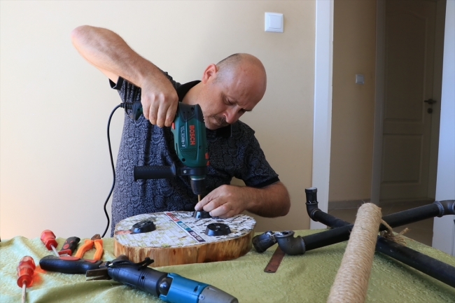 Atık malzemeler gazi İrfan Öztürk'ün elinde şekilleniyor